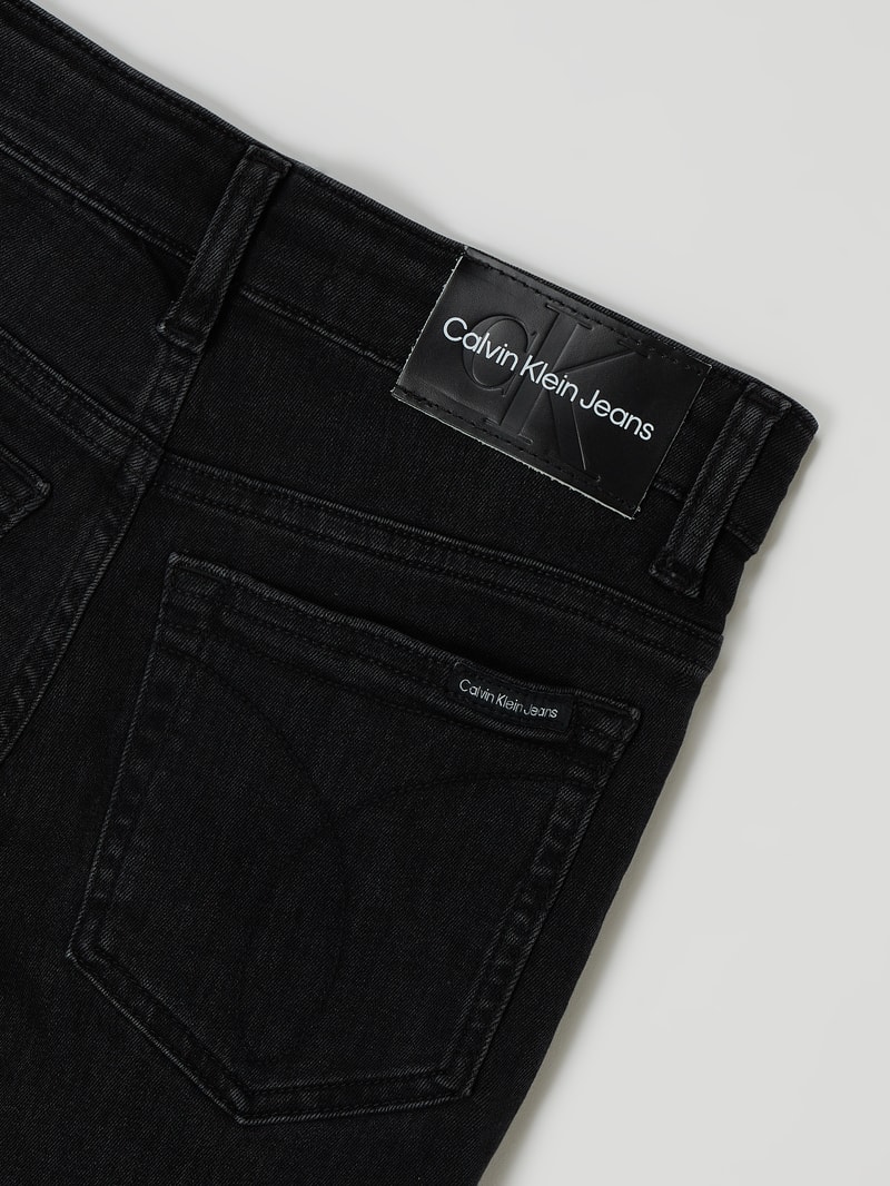 Slim Fit Jeans mit Stretch-Anteil in schwarz