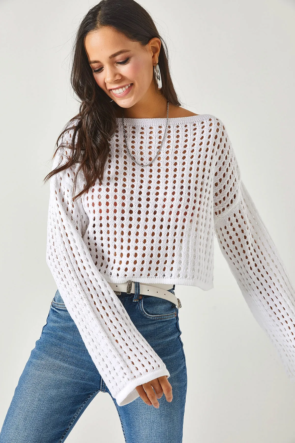 Olalook  Weiße durchbrochene Crop-Strickbluse mit spanischen Ärmeln für Damen BLZ-19002176