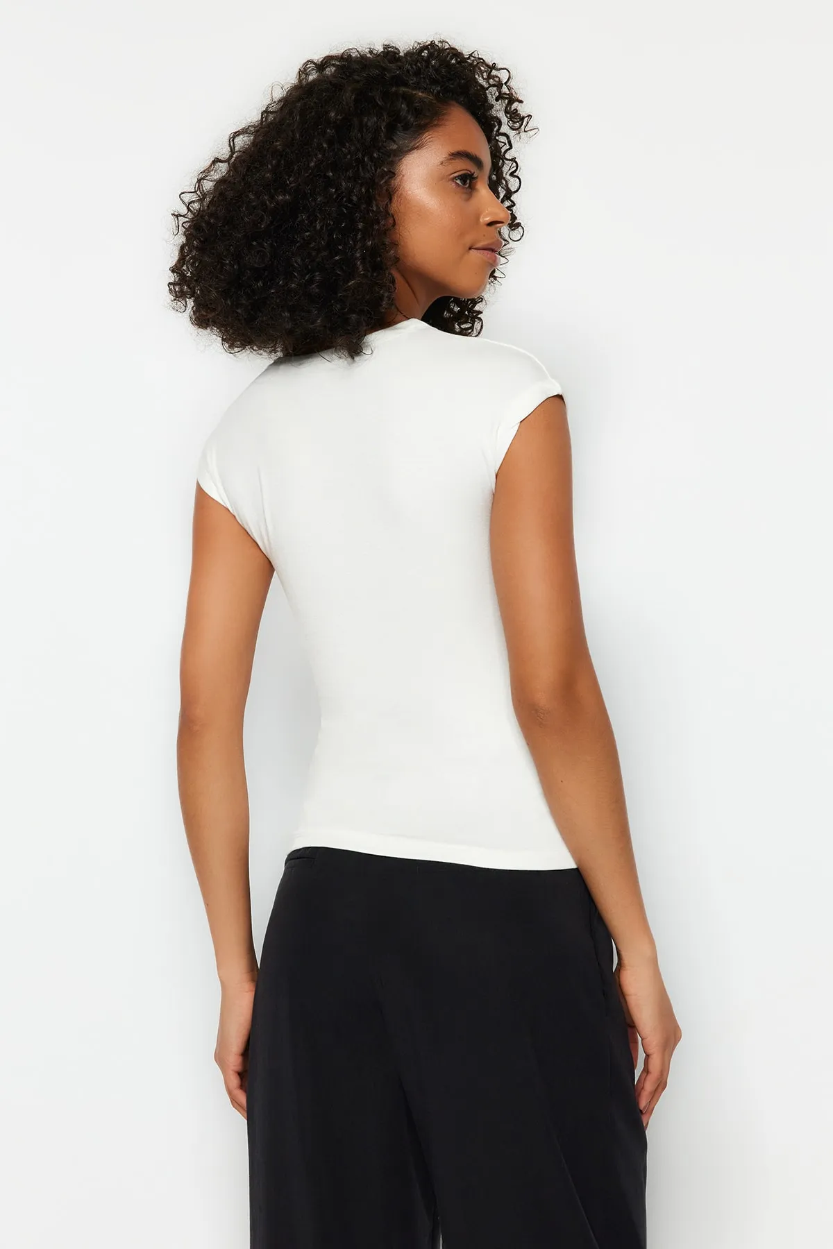 Trendyol Collection  Ecru Premium Viskose Taillierte Strickbluse mit Mondärmeln TWOSS23BZ00992