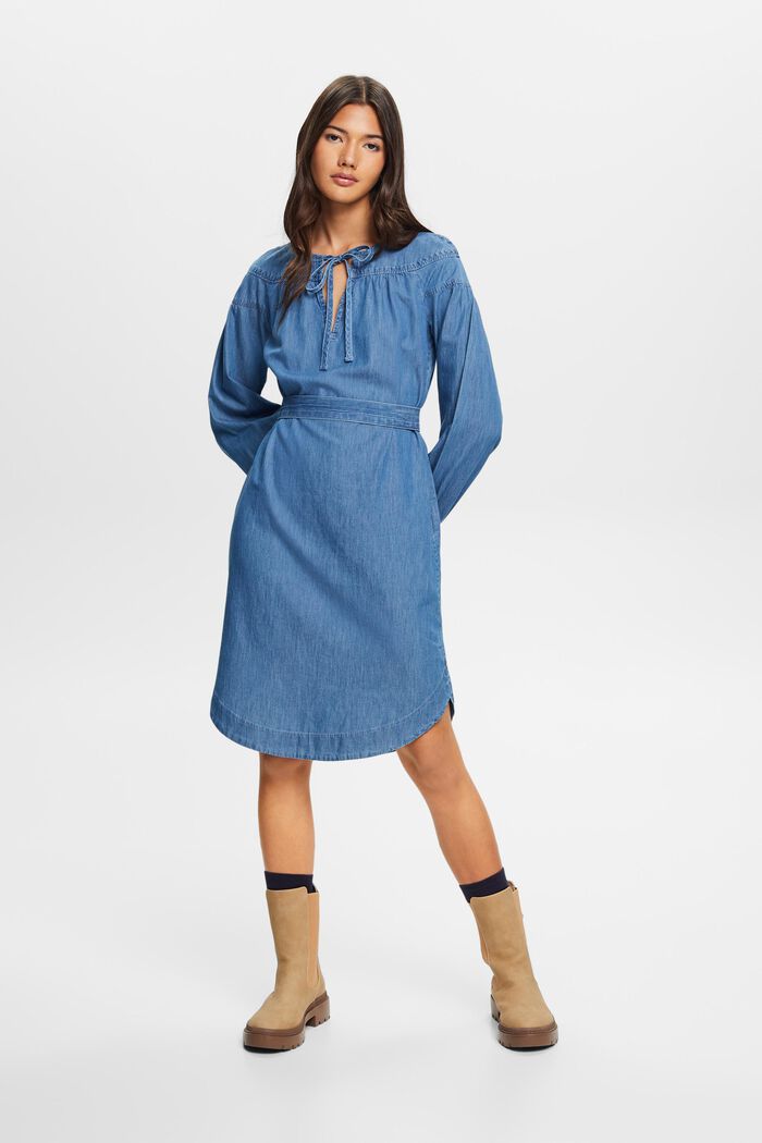 Leichtes Jeanskleid mit Bindegürtel