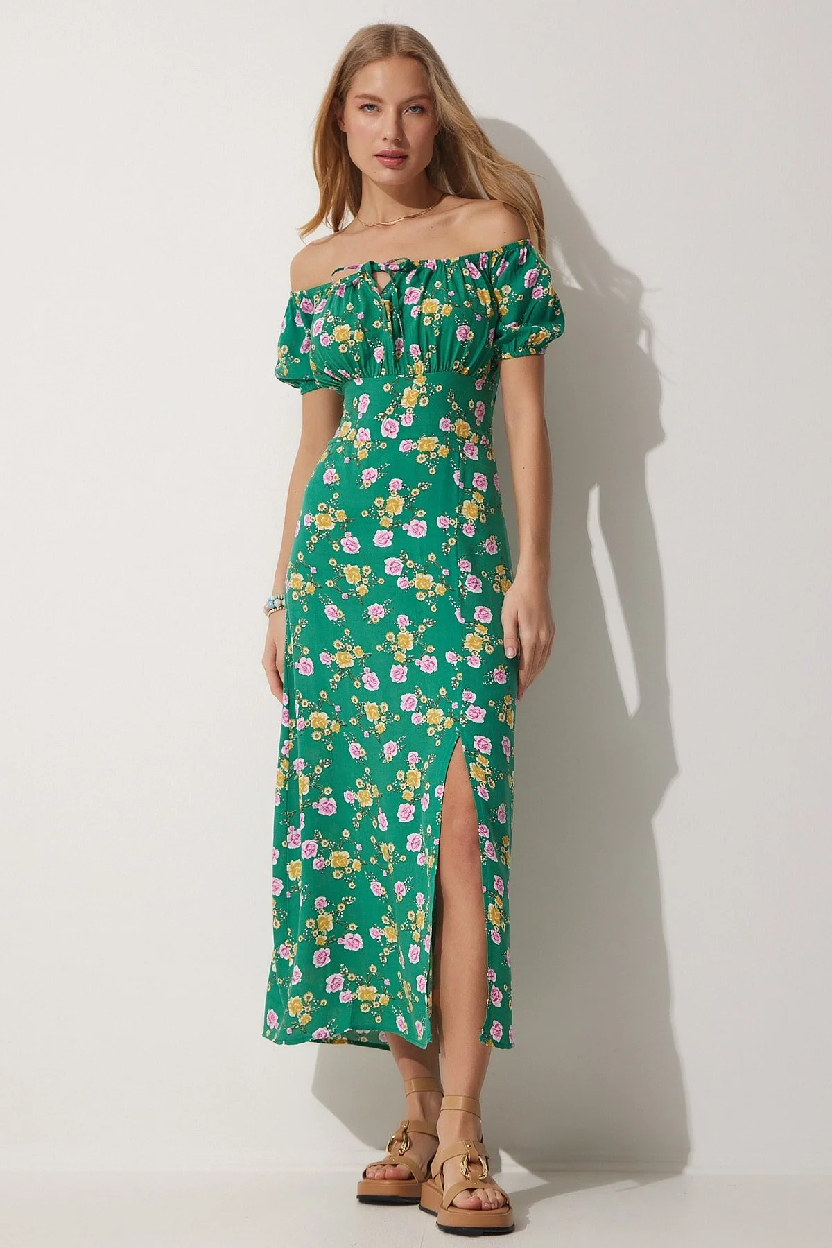 Happiness İstanbul  Grünes, florales, gerafftes, langes Viskose-Sommerkleid für Damen DK00143
