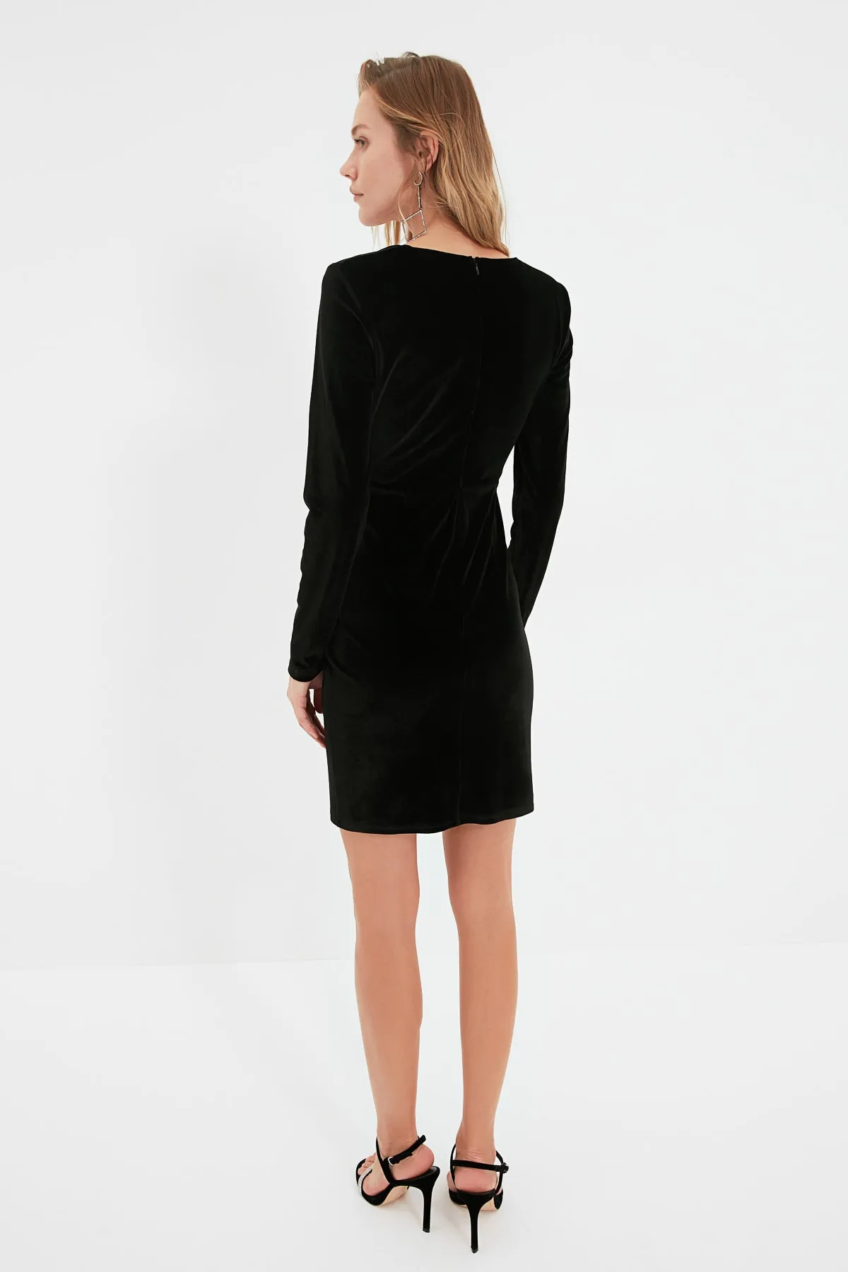 Trendyol Collection  Schwarzes, drapiertes, detailliertes, elegantes Abendkleid aus Samt TPRAW20EL0543
