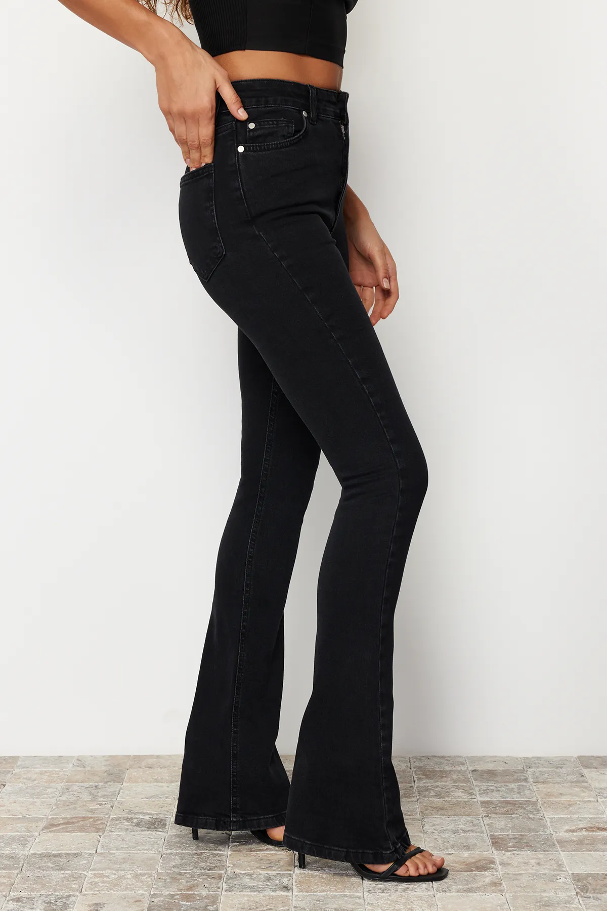 Trendyol Collection  Schwarze Skinny-Flare-Jeans mit hoher Taille und Beindetail TWOSS24JE00162