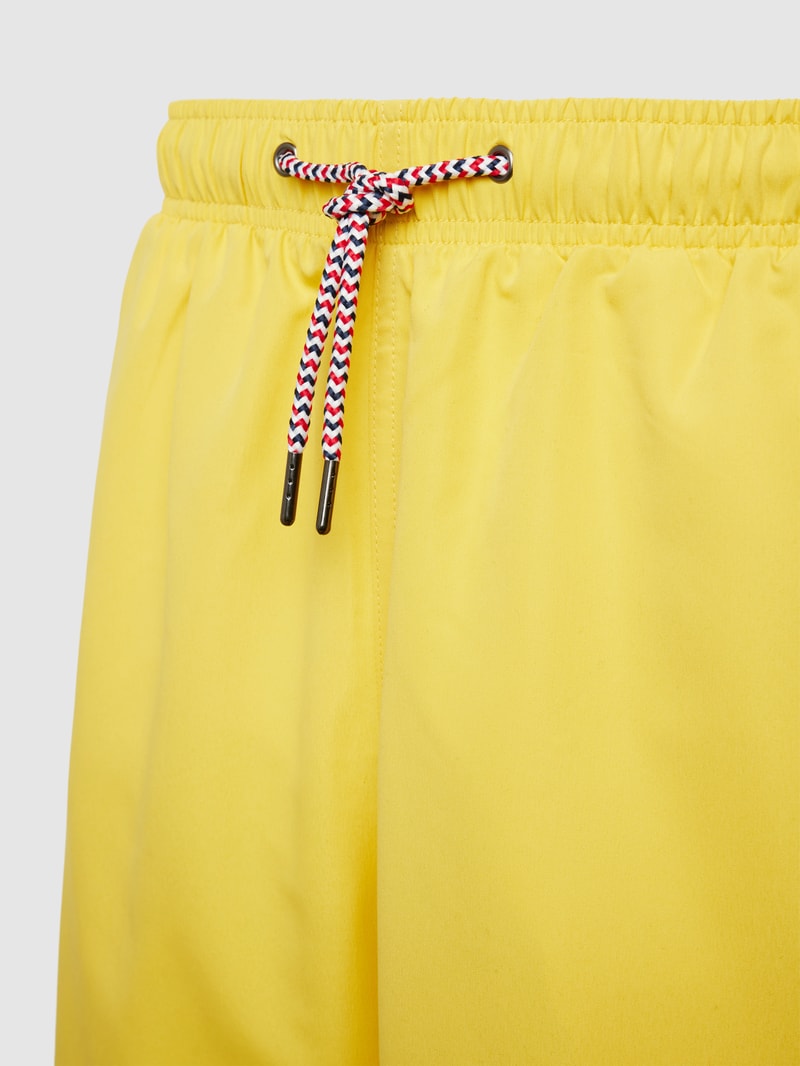 Badeshorts mit Label-Stitching in gelb