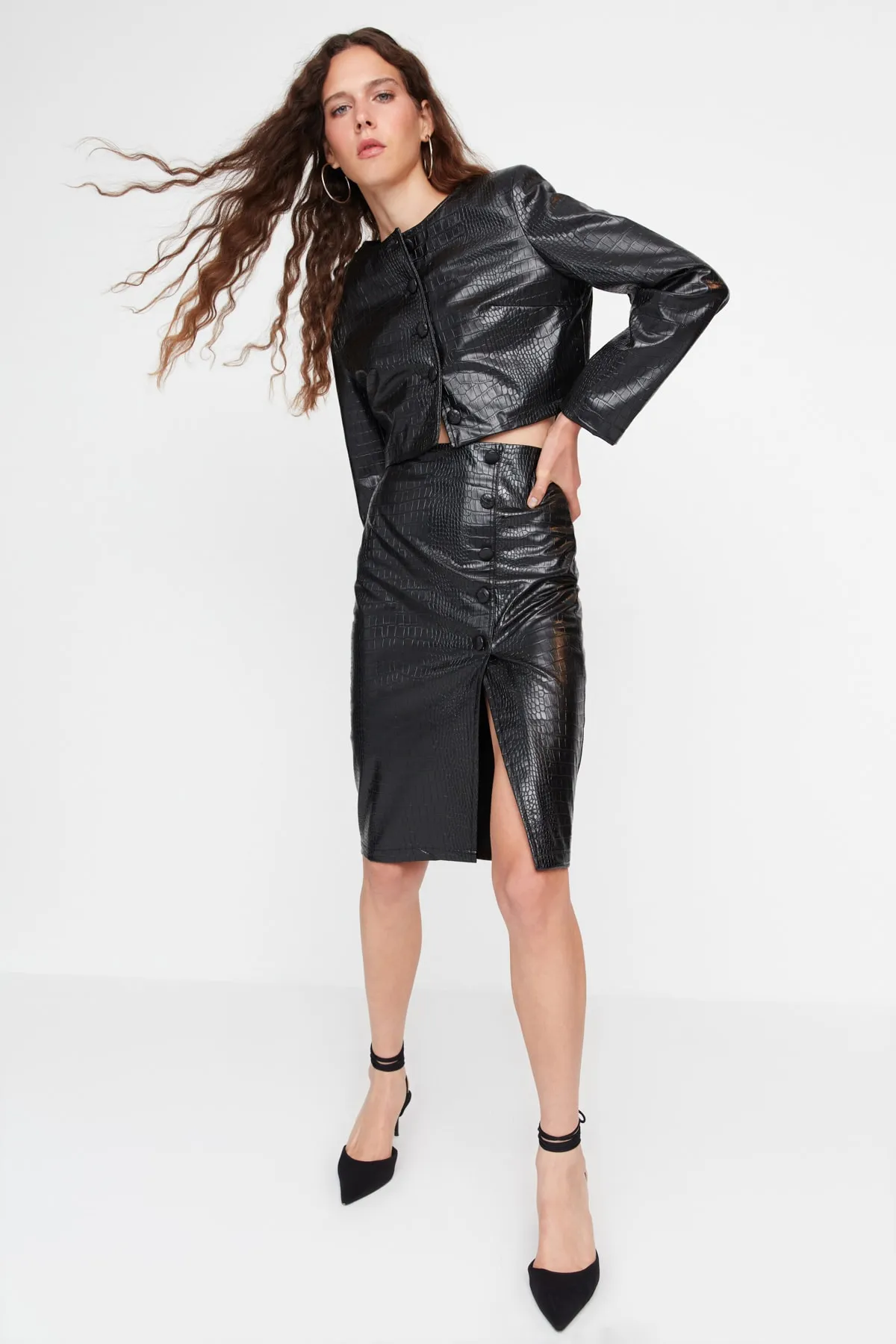 Trendyol Collection  Schwarzer Midi-Webrock mit Schlitz und detailliertem Schlangenlederimitat TWOAW23ET00260