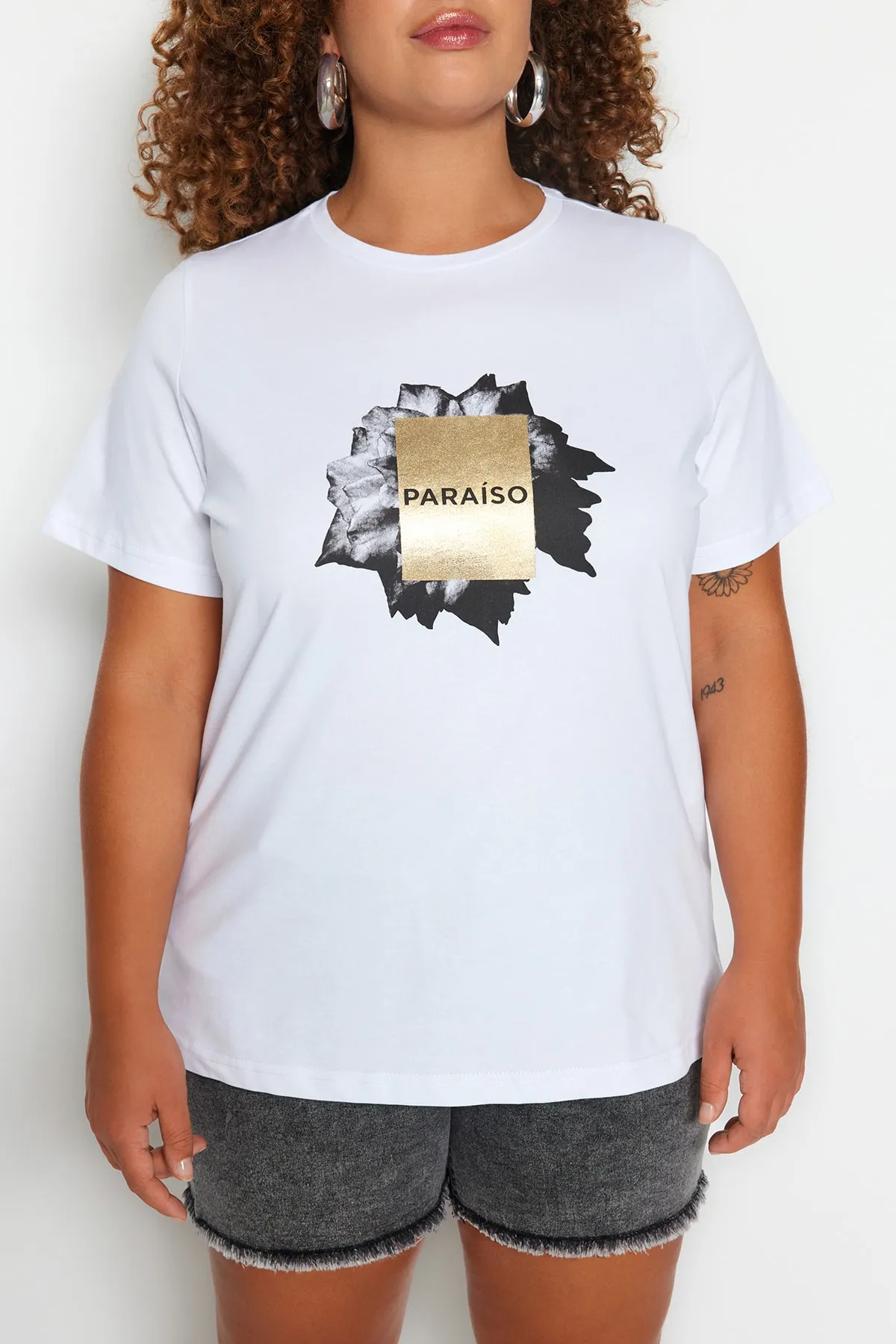 Trendyol Curve  Weißes bedrucktes Strick-T-Shirt mit Rundhalsausschnitt TBSSS23BF00032
