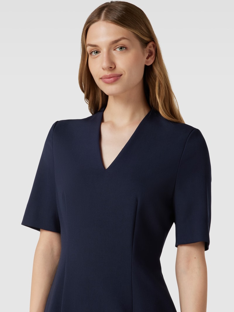 Knielanges Kleid mit V-Ausschnitt in marineblau