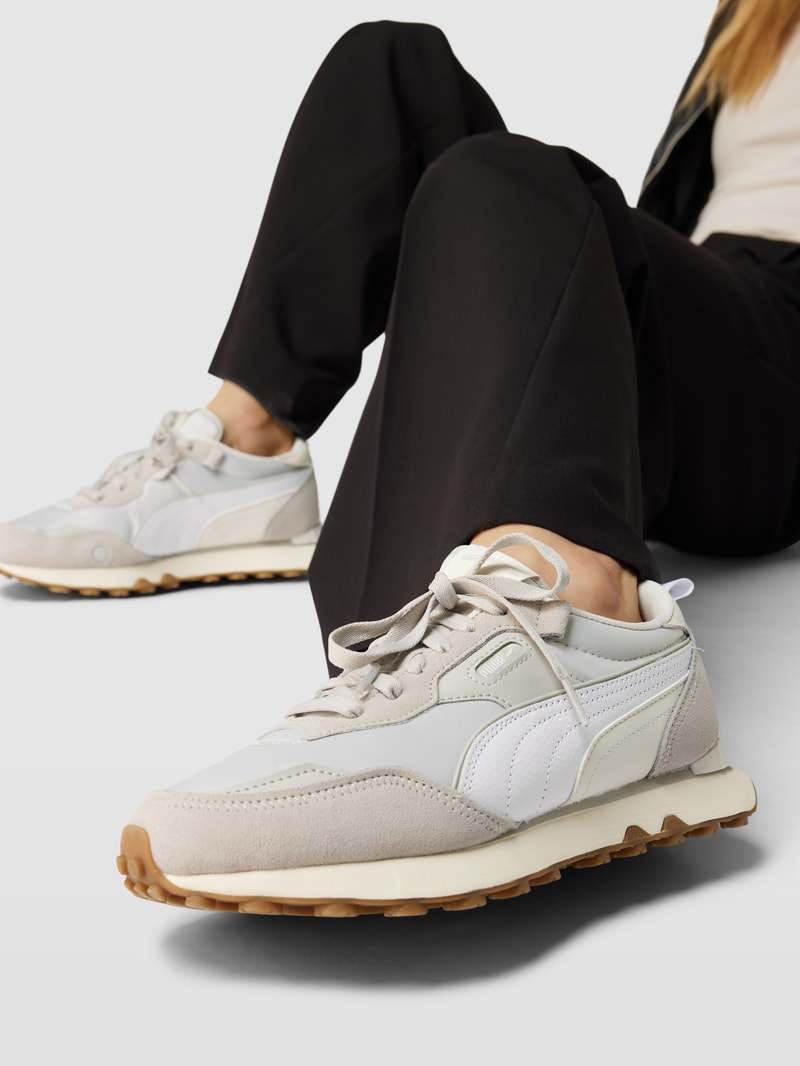 Sneaker mit Label-Details in hellgrau