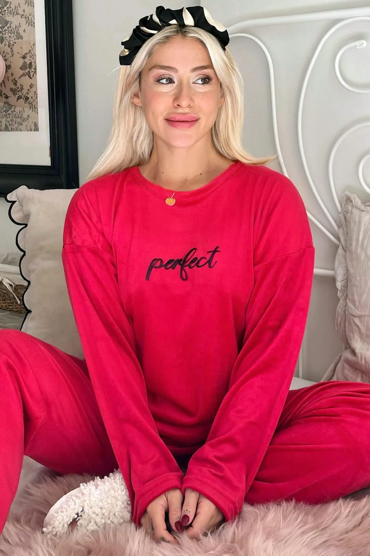 Pijamaevi  Rotes, perfekt gemustertes, exklusives Samt-Pyjama-Set für Damen