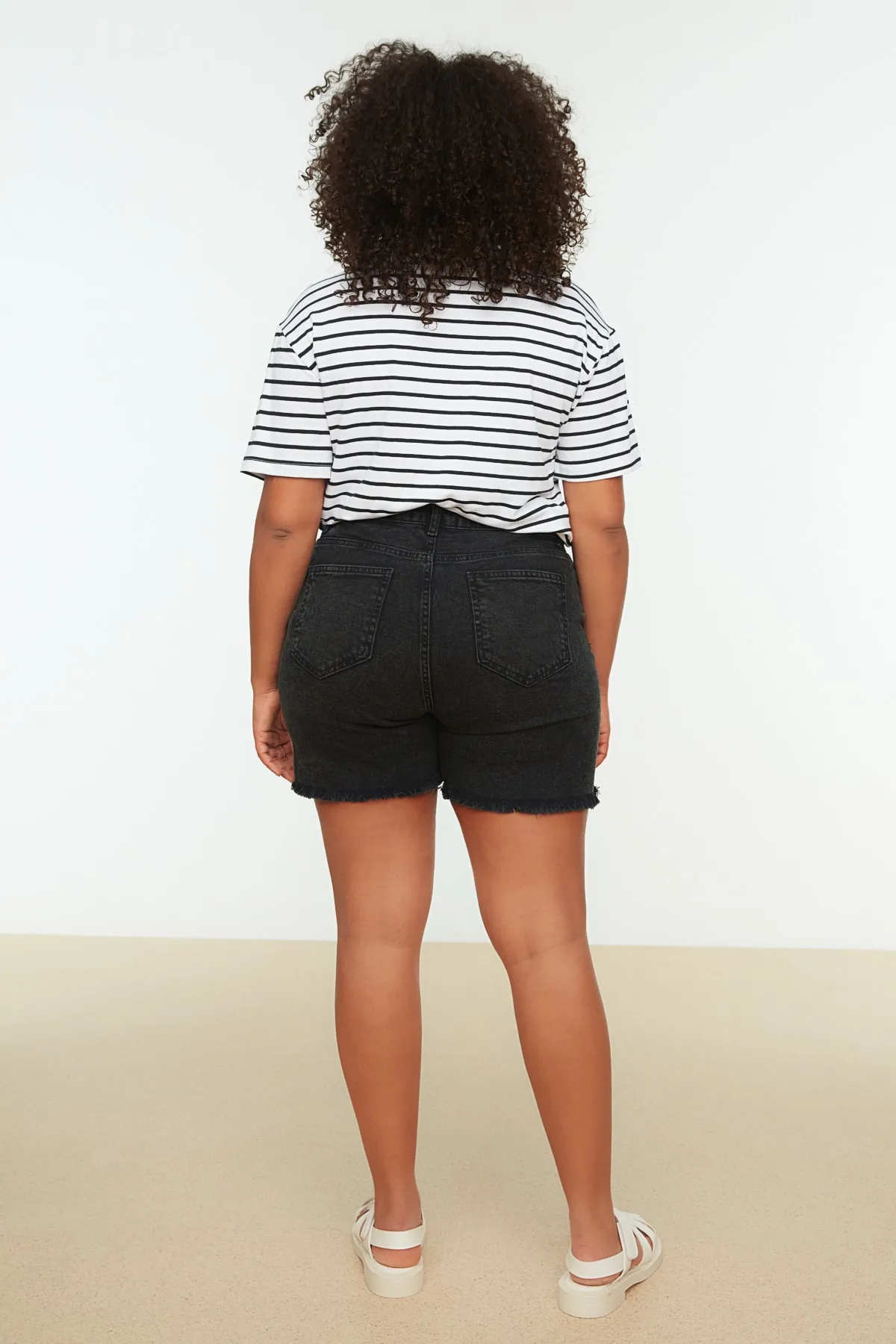 Trendyol Curve  Schwarze Skinny-Jeansshorts mit hoher Taille und Bermuda TBBSS22AP0008