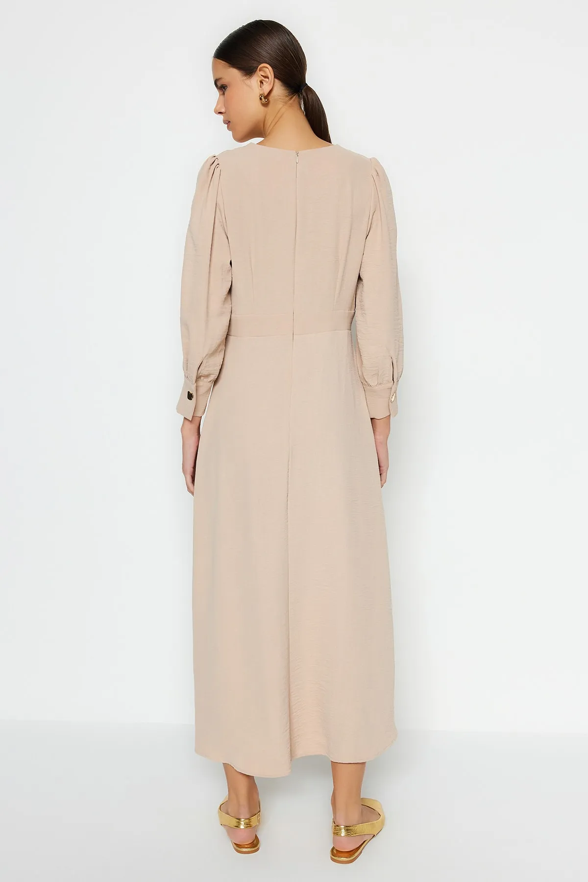 Trendyol Modest  Hellbeige Aerobin-Gewebtes Kleid mit goldenen Knöpfen TCTSS23EB00361