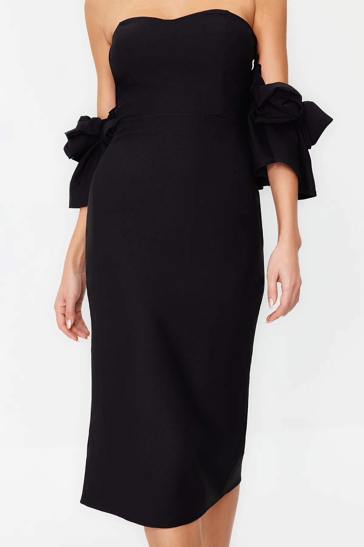 Trendyol Collection  Gewebtes elegantes Abendkleid mit schwarzen Rosen-Accessoires TPRSS23EL00541