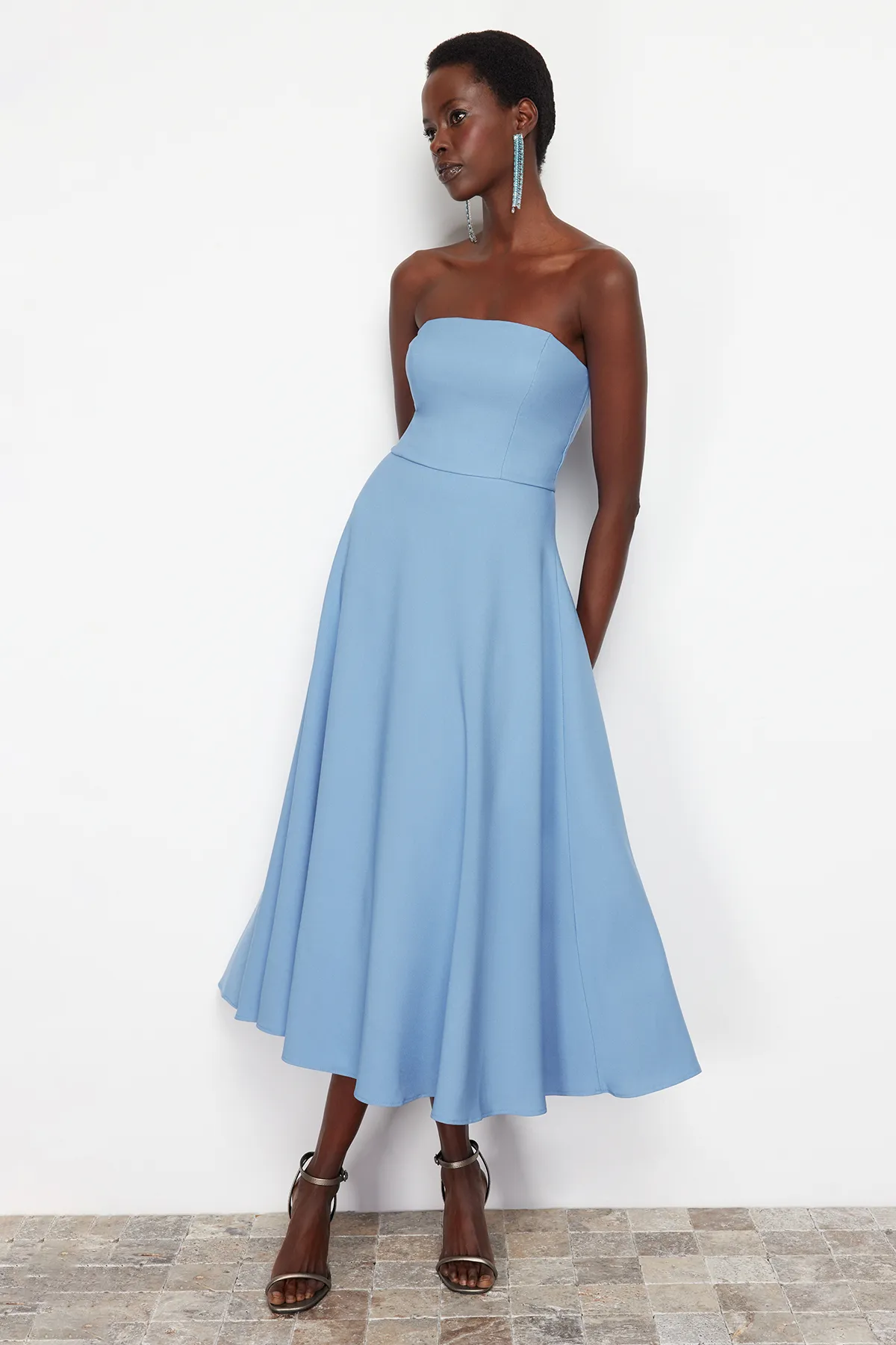 Trendyol Collection  Blaues Kleid mit Taillenöffnung/Skater-Webmuster TPRSS24EL00139
