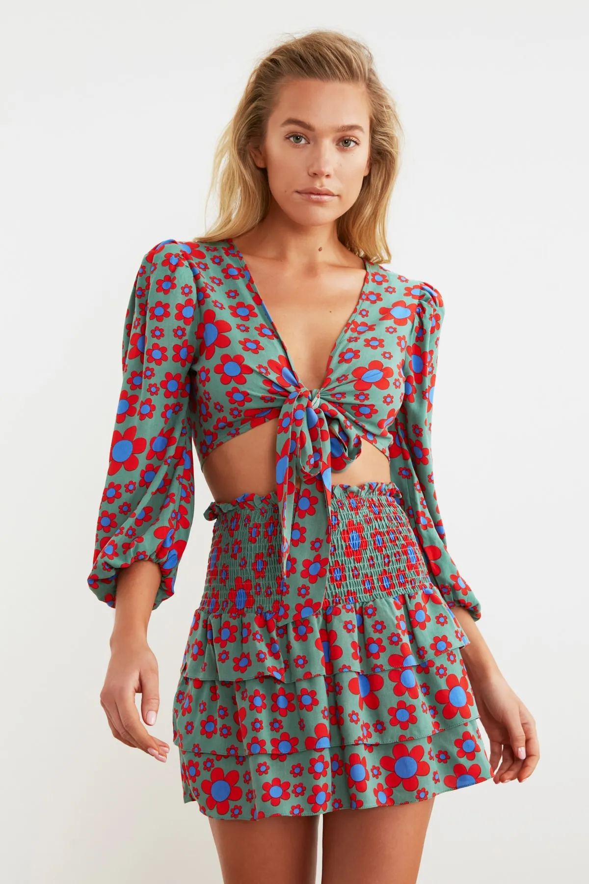 Trendyol Collection  Grünes florales Gipeli-Strand-Hose-Top-Set mit Volants TBESS20AU0033