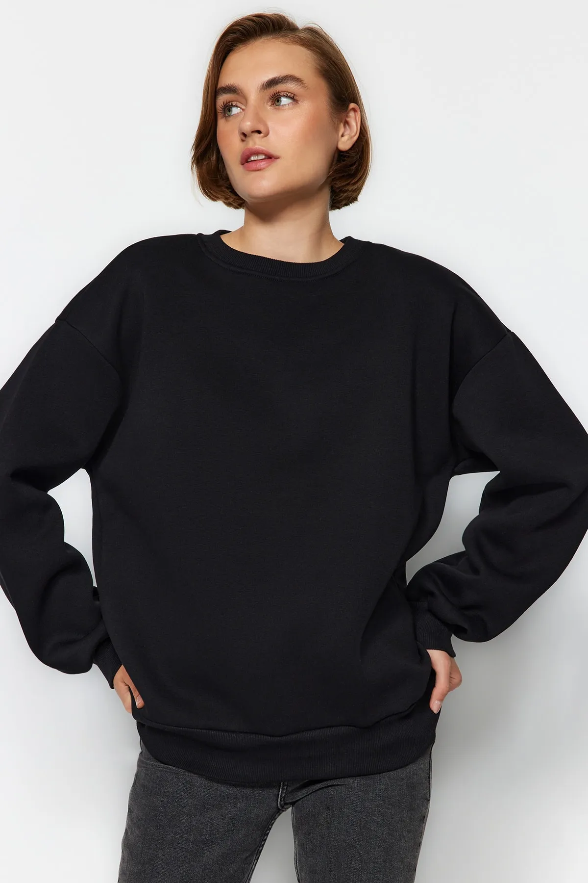 Trendyol Collection  Schwarzes Oversize/Bol Cut Rundhals-Sweatshirt aus dickem Fleece mit Innenfutter TWOAW24SW00102