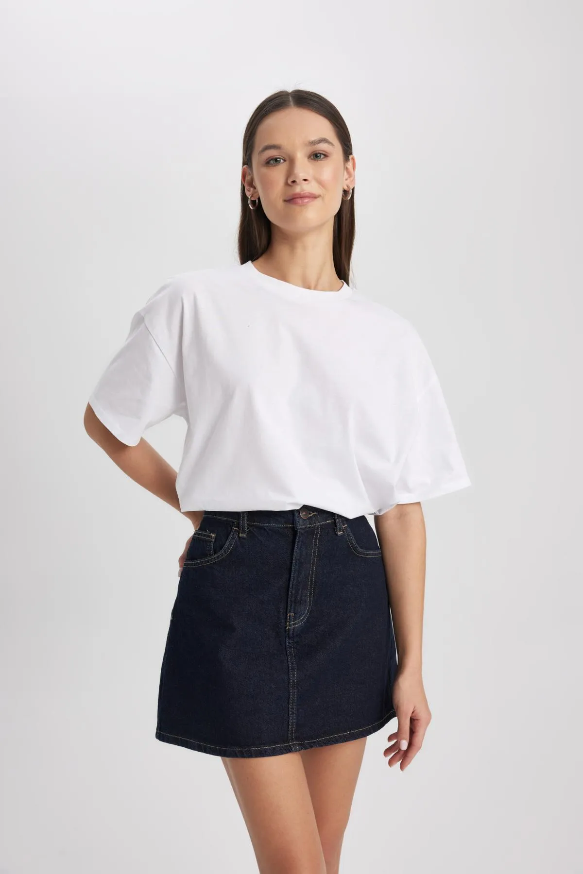 DeFacto  Kurzarm-T-Shirt mit Rundhalsausschnitt in Oversize-Passform V4136az24sp