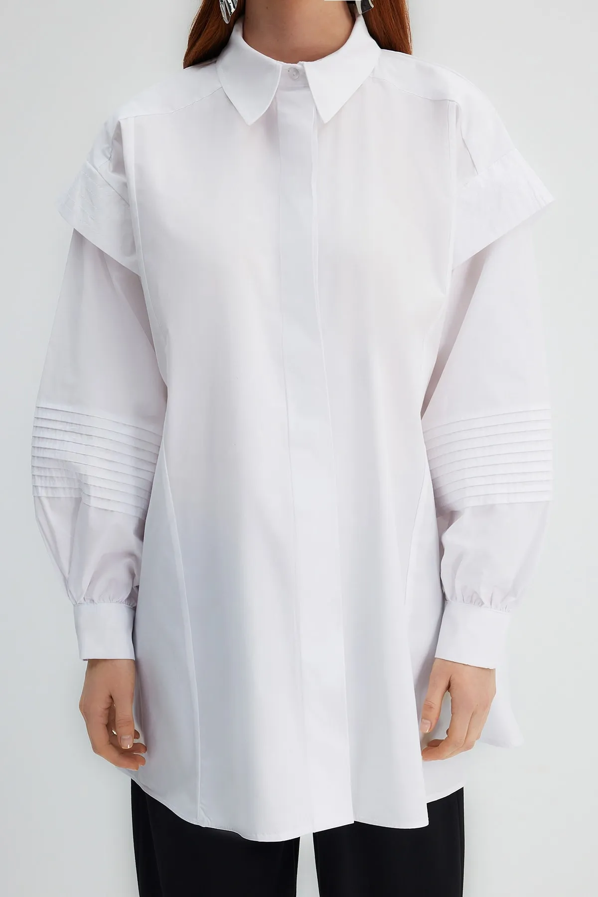 Trendyol Modest  X Kevser Sarıoglu Weißes Hemd aus 100 % gewebtem Popeline mit gerippten Nähten TCLSS23TG00002