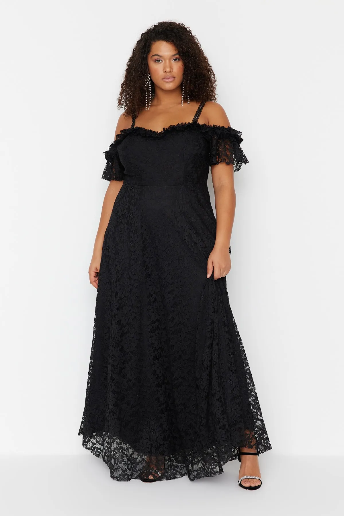 Trendyol Curve  Schwarzes Maxi-Abendkleid in Übergröße mit Trägern in A-Linie und Spitze TBBAW23AH00187