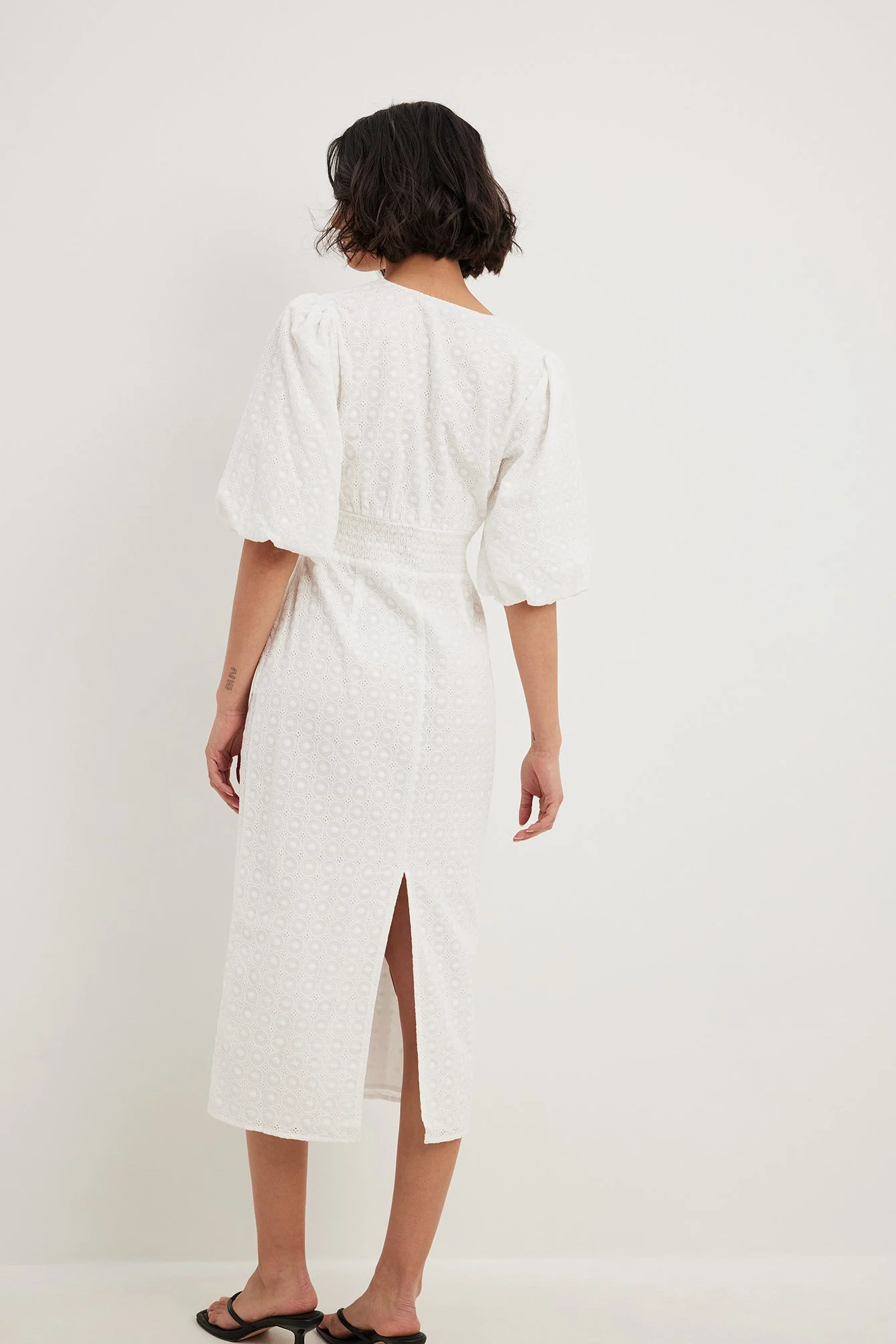Anglaise-Midikleid mit Puffärmeln