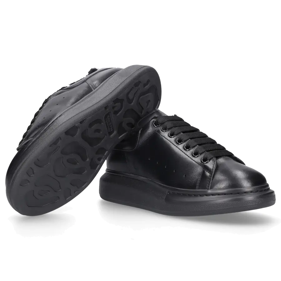 Alexander McQueen - Sneaker low LARRY Kalbsleder - schwarz