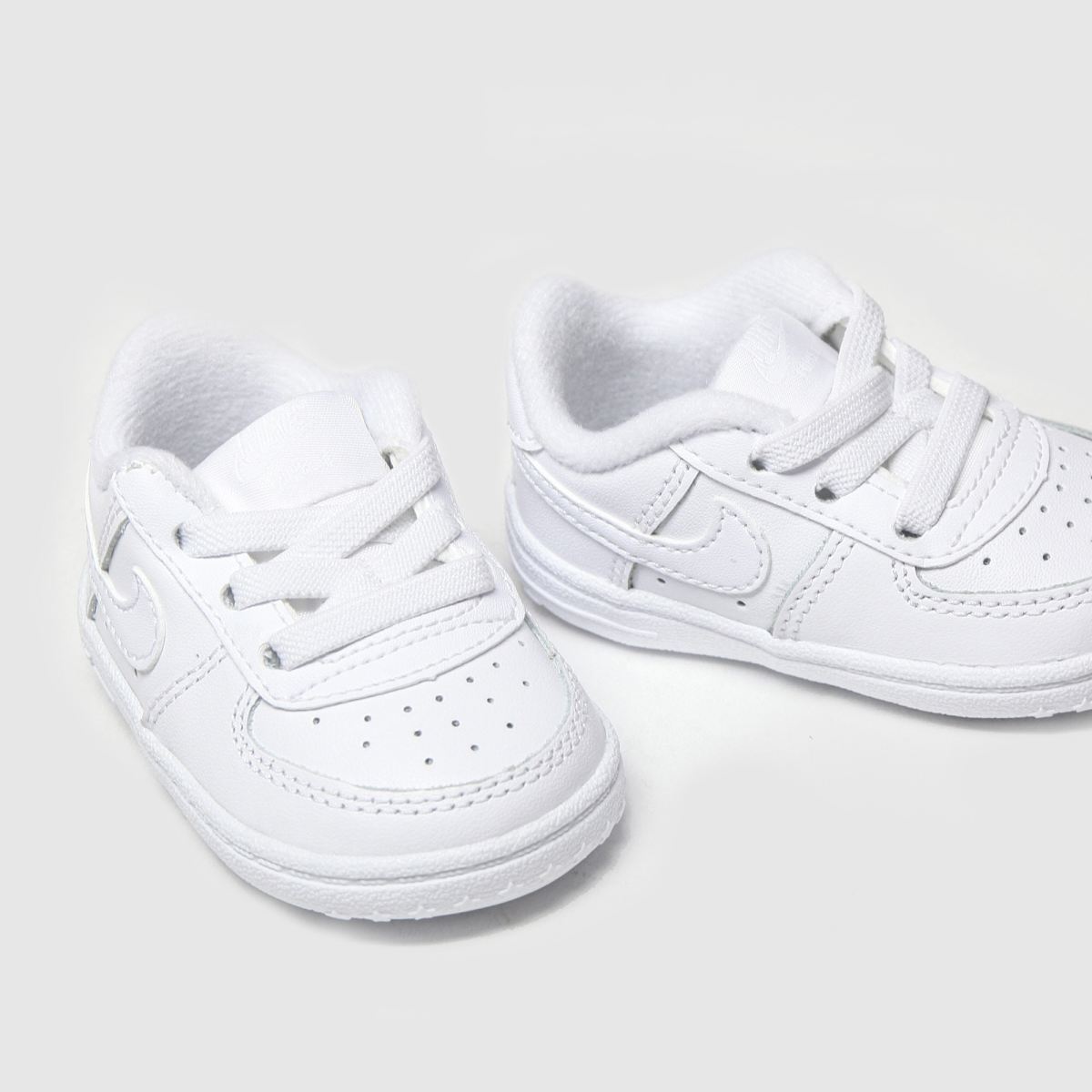 Nike vita Air Force 1 spjälsäng Babysneakers
