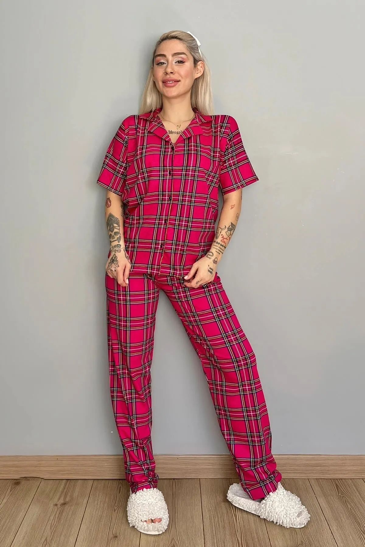Pijamaevi  Grüner, marineblauer, kurzärmliger Pyjama mit bedruckter Vorderseite und Knöpfen