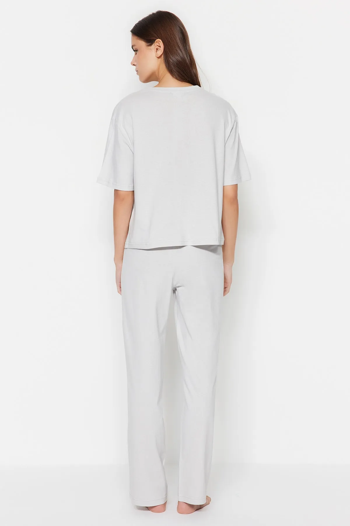 Trendyol Collection  Hellgraues Pyjama-Set aus T-Shirt und Hose mit lustigem Aufdruck, 100 % Baumwolle, THMSS23PT00134