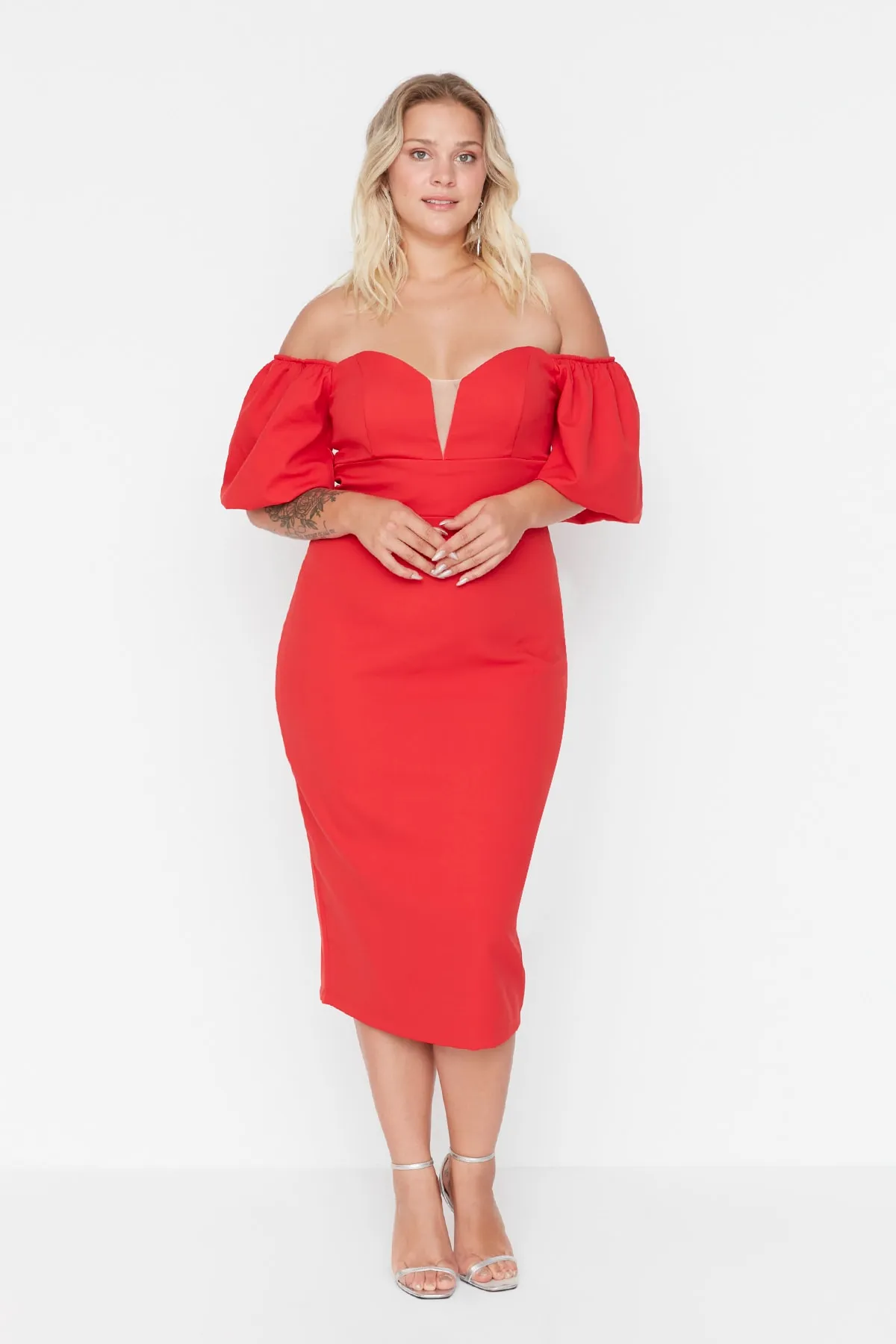 Trendyol Curve  Rotes, körperbetontes, trägerloses, gewebtes Kleid mit Ballonärmeln TBBSS22AH00040