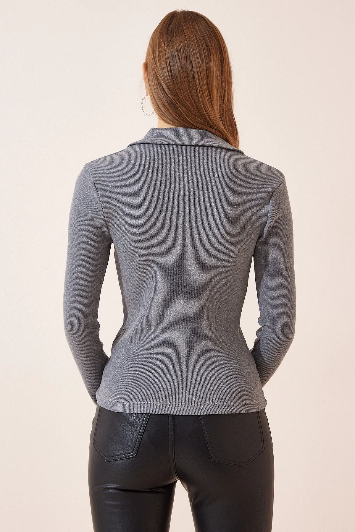 Happiness İstanbul  Geräucherte Damen-Strickbluse mit Polokragen GT00111