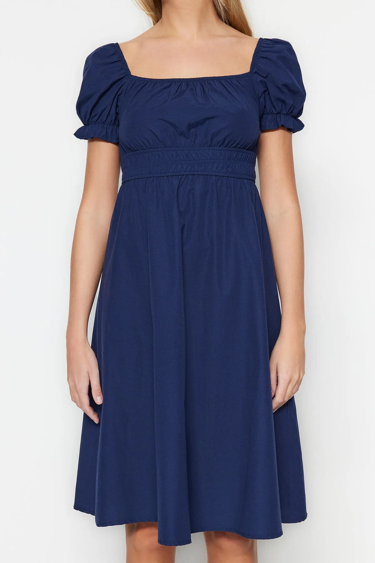 Trendyol Collection  Marineblaues Midi-Webkleid mit Ballonärmeln und Taillenöffnung TWOSS22EL1768
