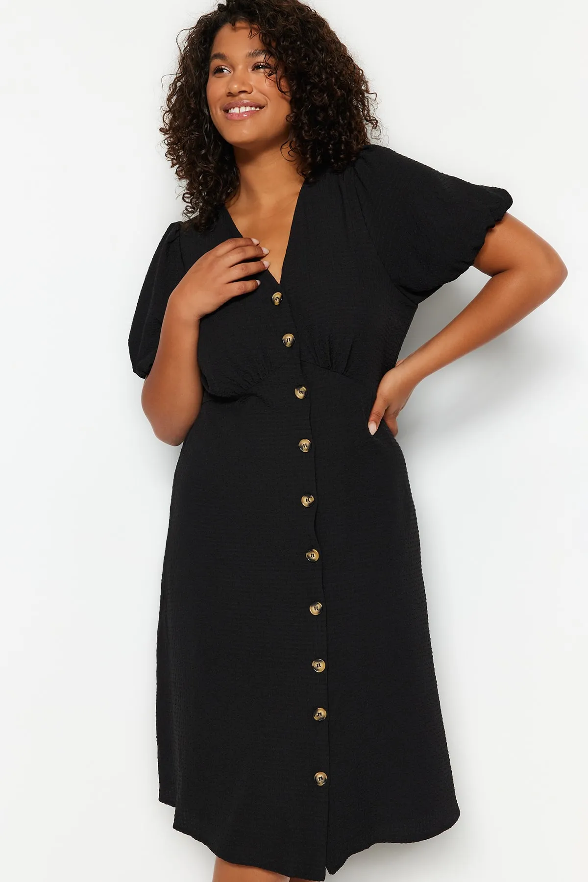 Trendyol Curve  Schwarzes gewebtes Kleid mit Knöpfen TBBSS23AH00208