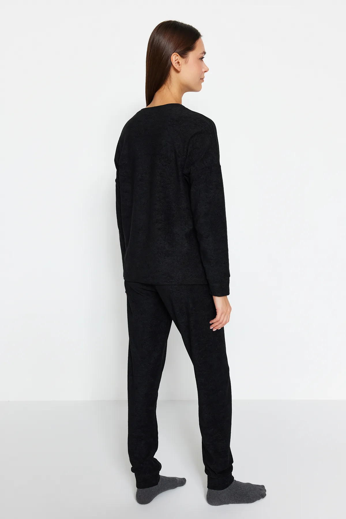 Trendyol Collection  Schwarzes Samt-T-Shirt-Jogger-Strick-Pyjama-Set THMAW24PT00297