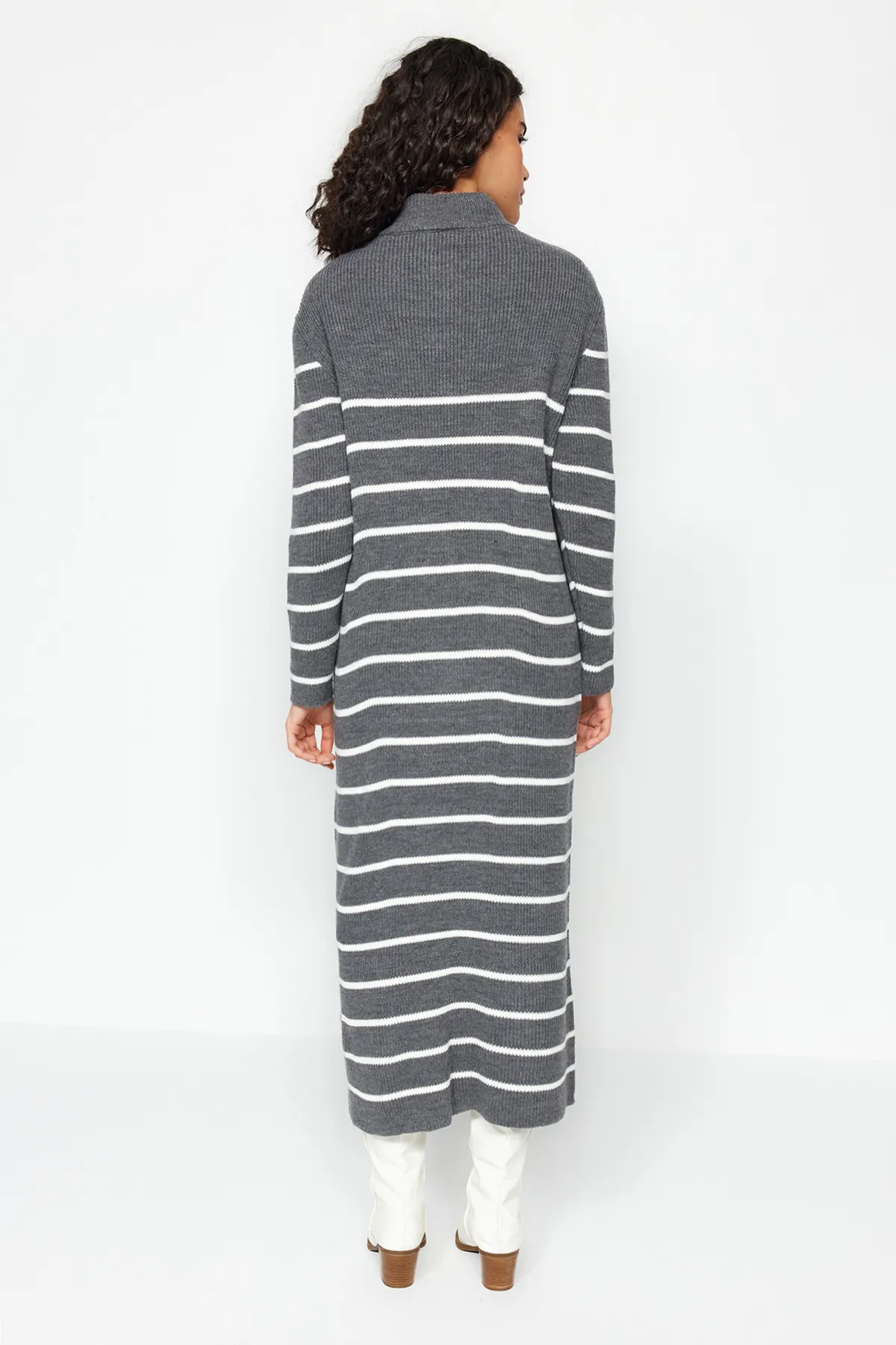 Trendyol Modest  Anthrazitfarbenes Strickkleid mit Streifen und Reißverschluss TCTAW24EB00019
