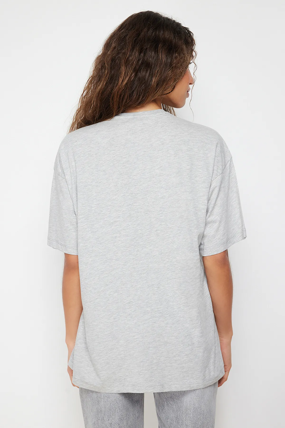 Trendyol Collection  Grau meliertes Boyfriend-T-Shirt mit Rundhalsausschnitt – 100 % Baumwolle, weite Passform TWOSS20TS0134