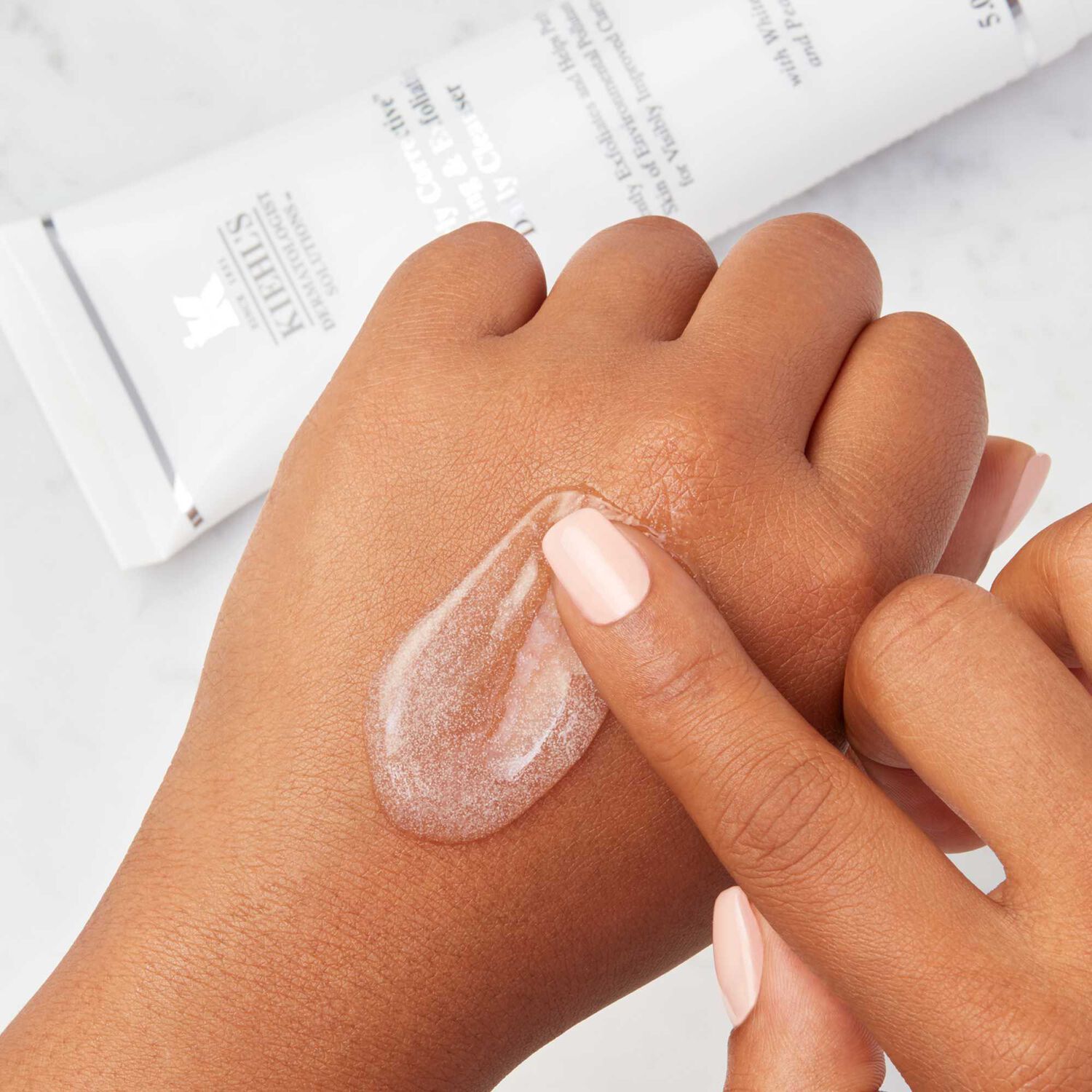 kiehl's Clearly Corrective™ Brightening Exfoliating Cleanser Nettoyant Exfoliant & unifiant quotidien 150 ml