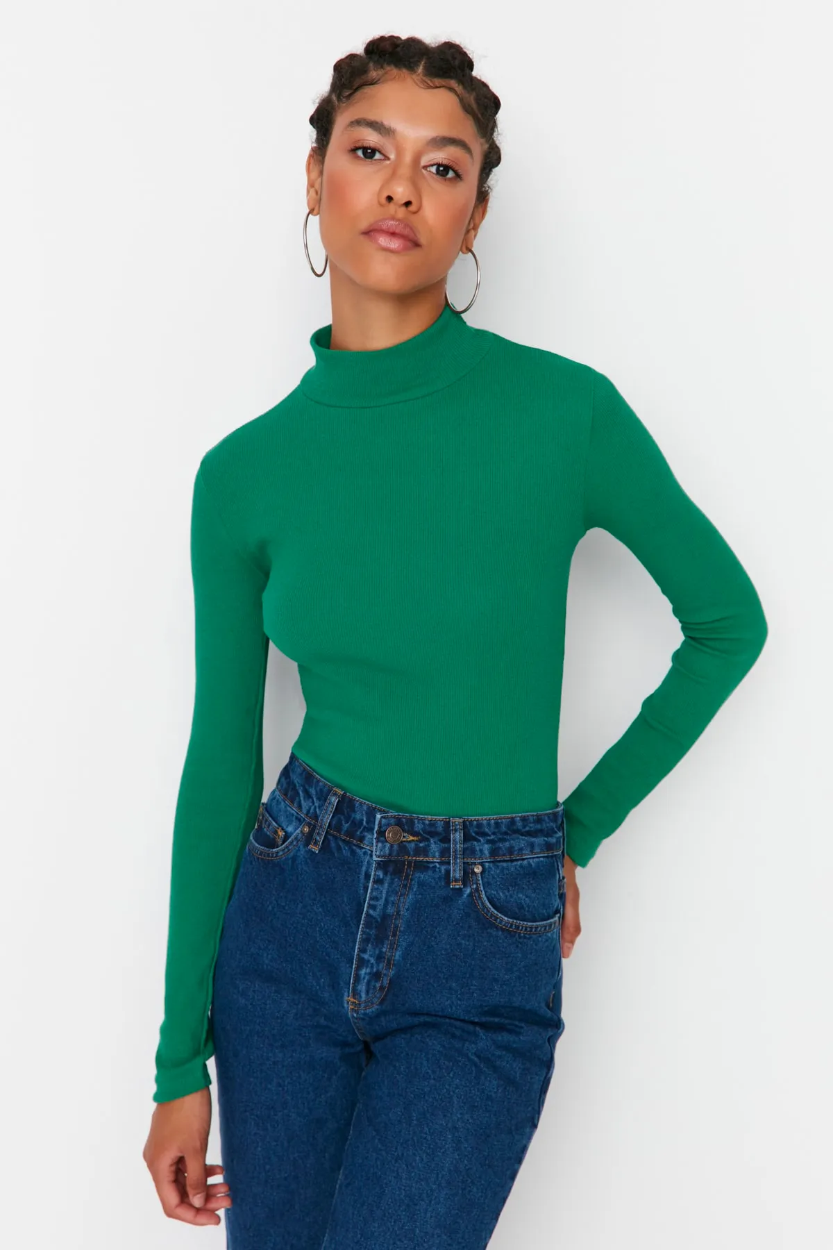 Trendyol Collection  Smaragdgrüne, eng anliegende, langärmelige, gerippte, dehnbare Strickbluse mit hohem Kragen TWOAW21BZ0423