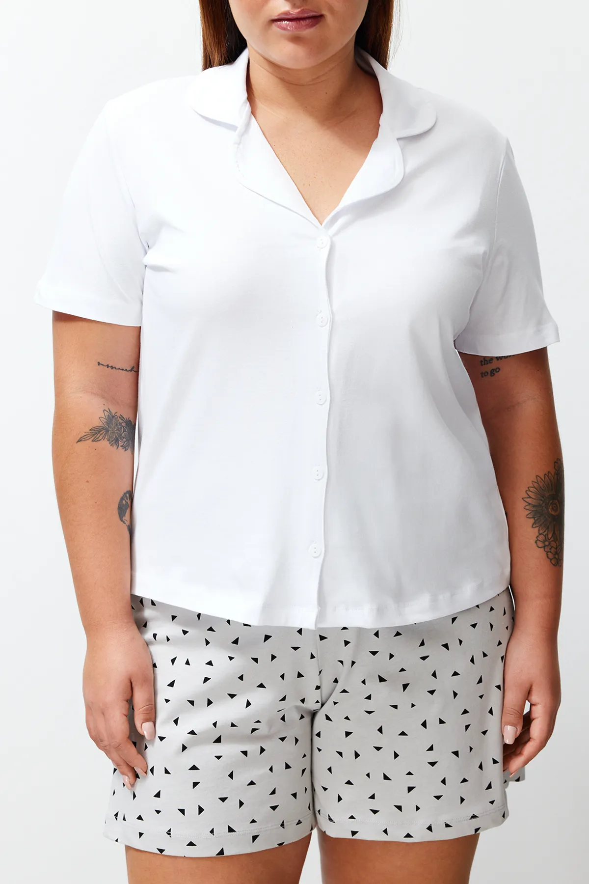 Trendyol Curve  Grau-weißes gestricktes Paar-Pyjama-Set mit Hemdkragen TBBSS24AI00043