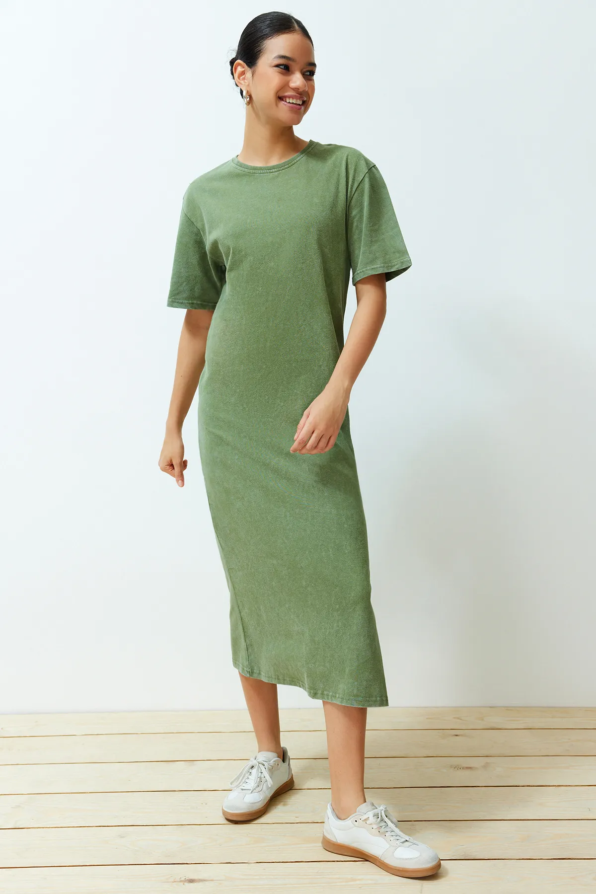 Trendyol Collection  Khakifarbenes, 100 % Baumwolle, geschlitztes Etuikleid/bequemes Strick-T-Shirt-Kleid mit Antik-EffektTWOSS24EL00140