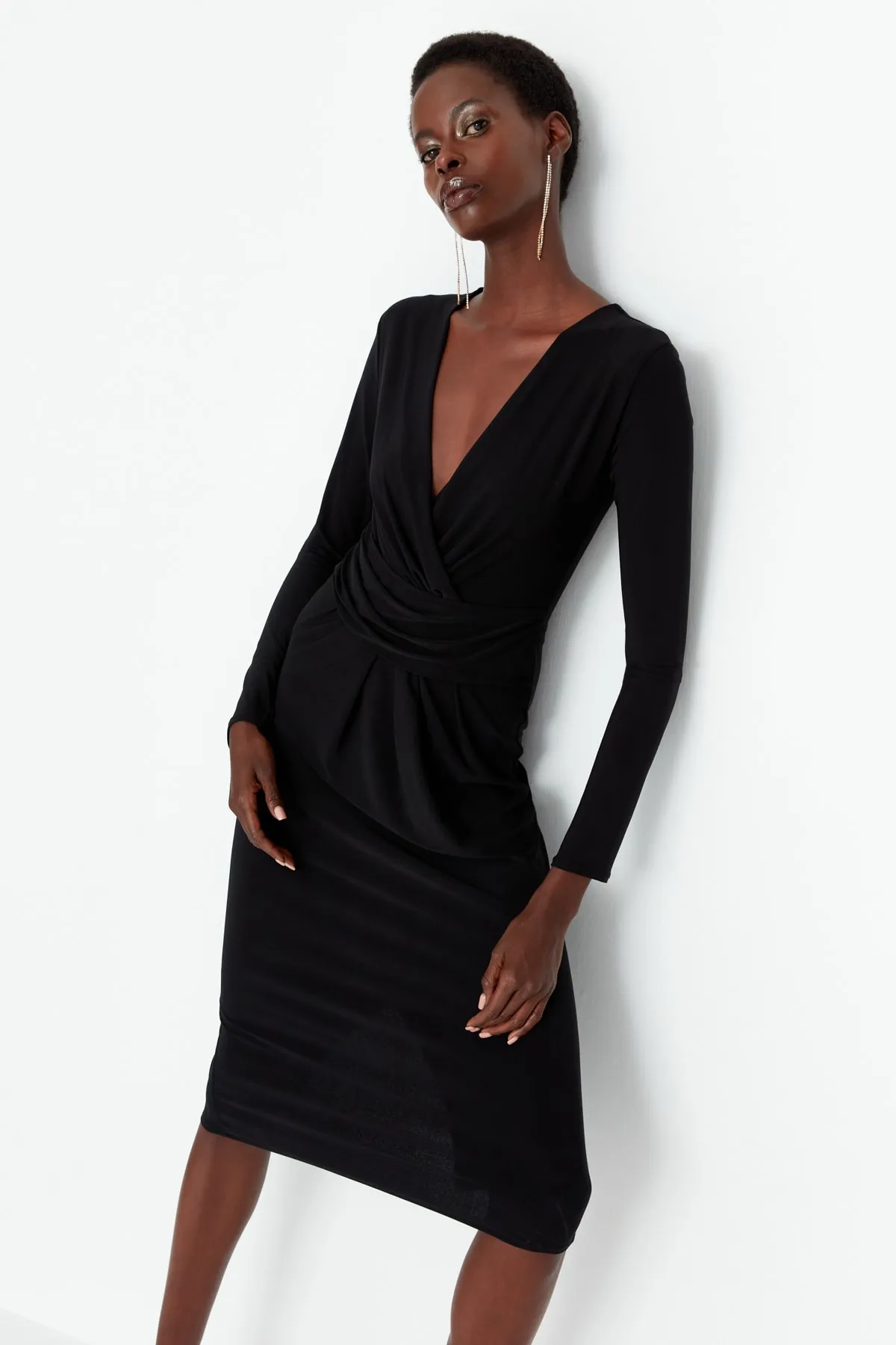 Trendyol Collection  Schwarzes, detailliertes, elegantes Abendkleid TPRAW23EL00183