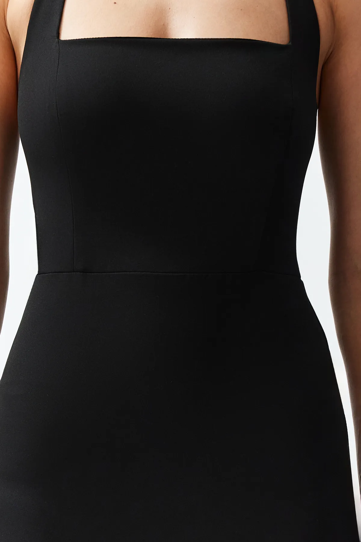 Trendyol Collection  Schwarzes, körperbetontes Webkleid TPRSS24EL00136