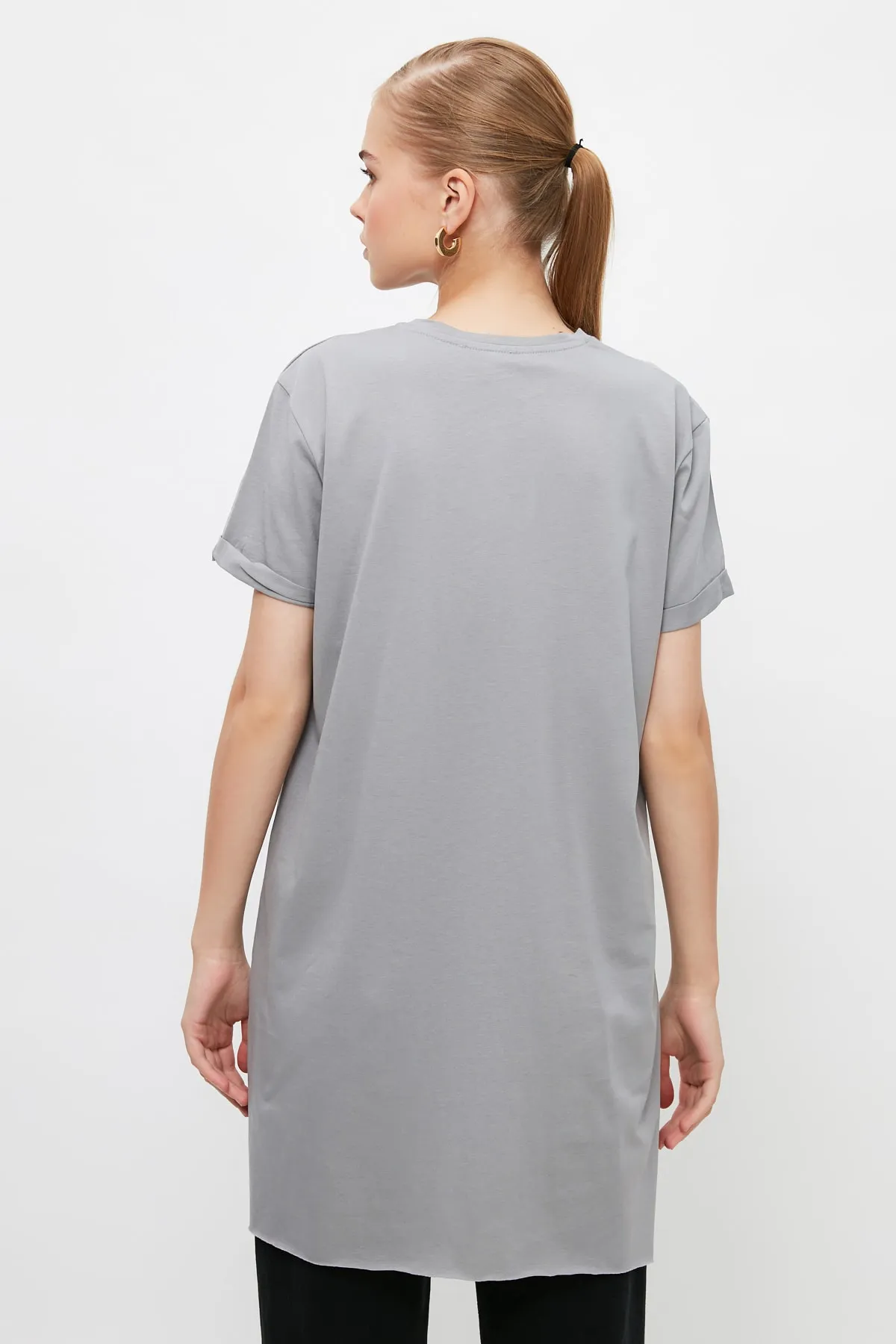 Trendyol Modest  Graues Basic-Kurzarm-Single-Jersey-T-Shirt mit Schlitz aus 100 % Baumwolle TCTSS21TN0056