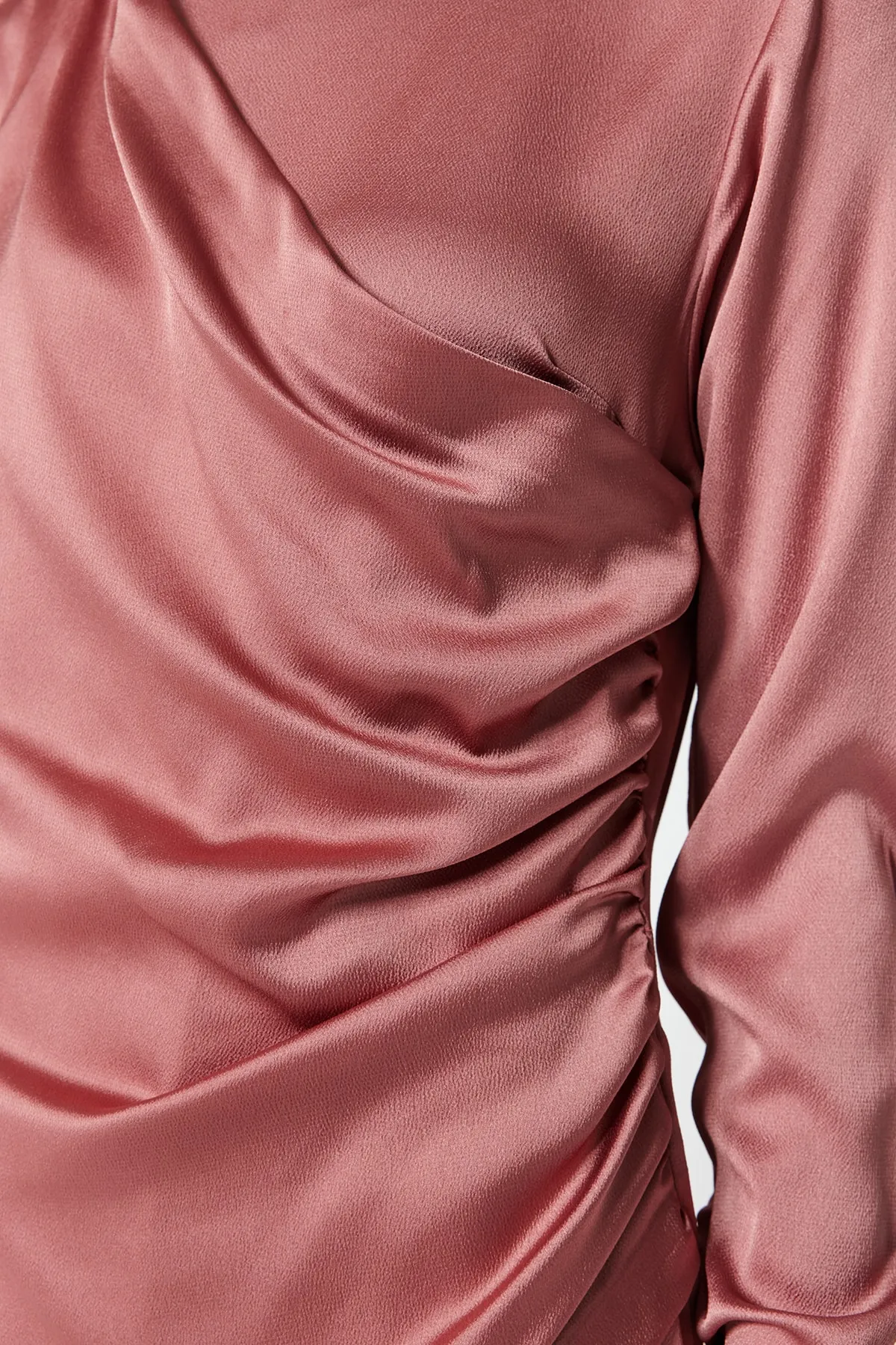 Trendyol Modest  Abendkleid aus Satin mit getrockneten Rosen und Raffungen TCTSS23DB00012