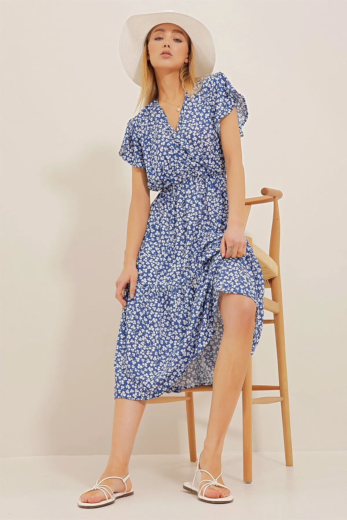 Trend Alaçatı Stili  Damenkleid aus blau-weißem, zweireihigem Kragenrock mit Volants aus Viskose ALC-X4373