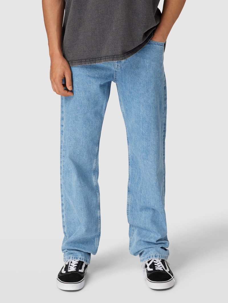 Jeans mit Label-Patch in hellblau