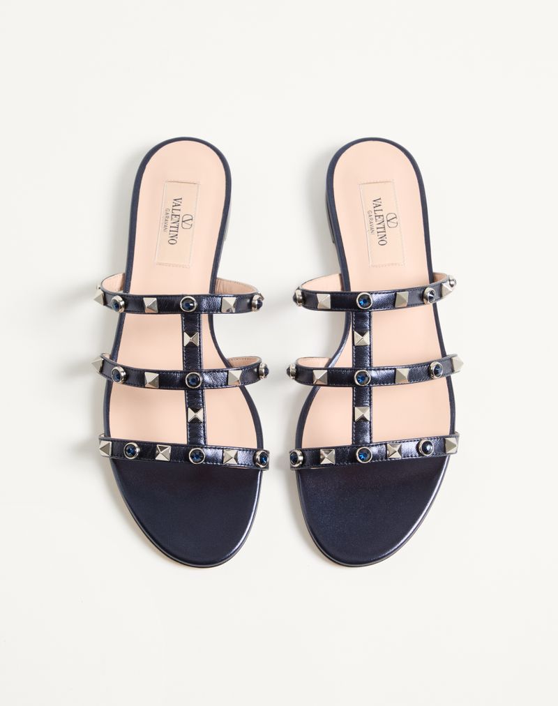 Sandália Slide Rockstud em napa laminada com cabochão