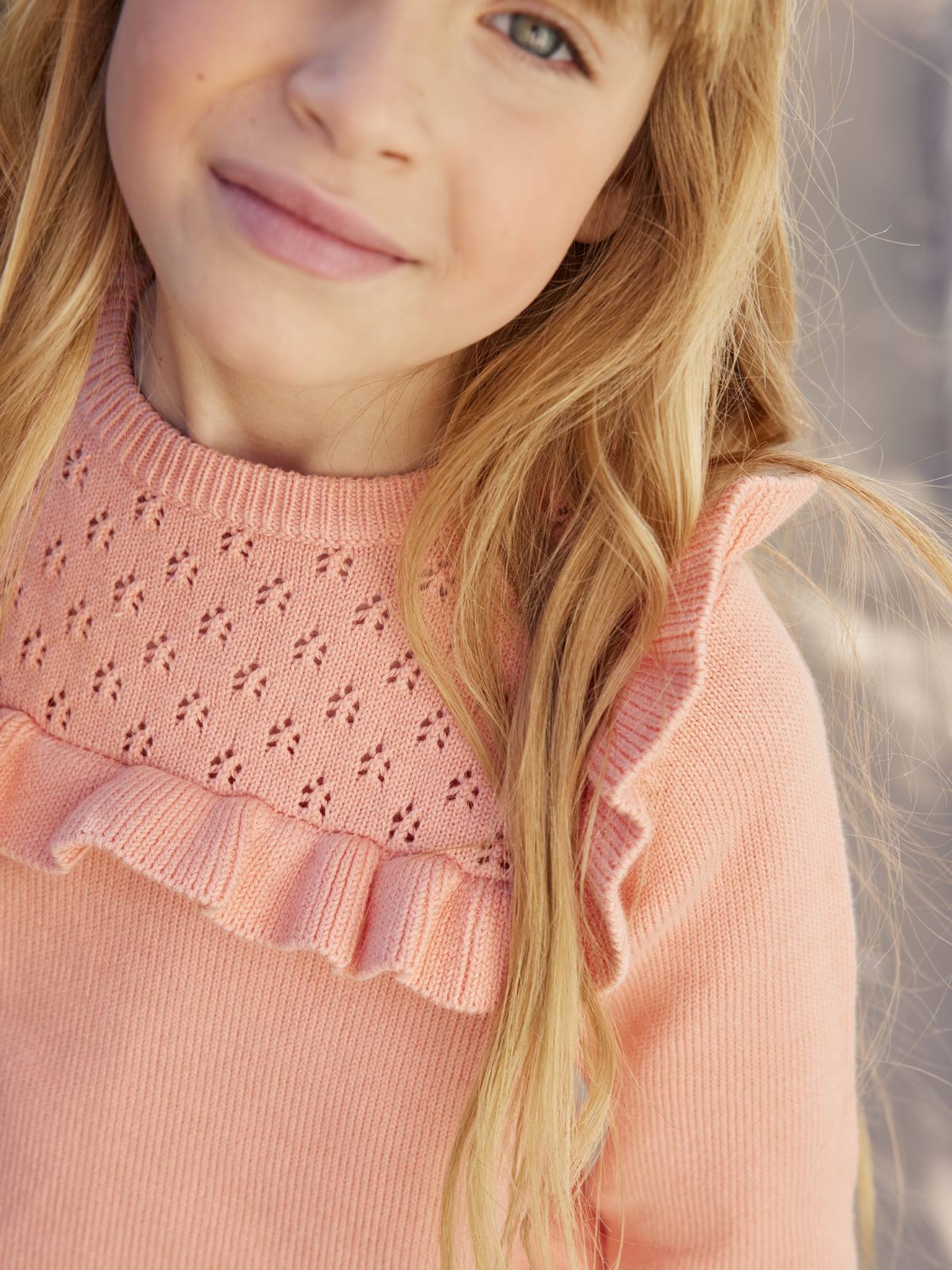 Pull à volant fille détail maille ajourée corail