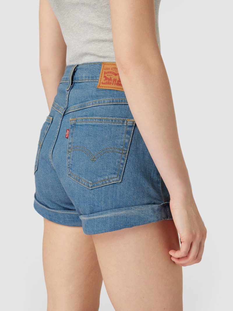 Mom Fit Jeansshorts mit Label-Patch in jeans
