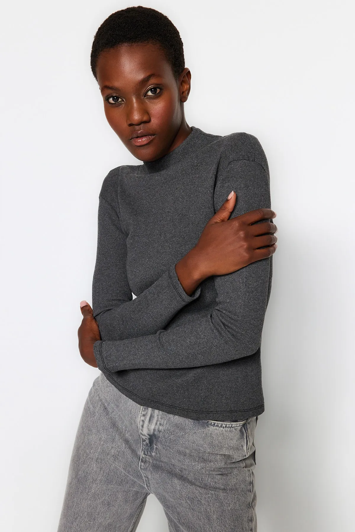 Trendyol Collection  Dunkelanthrazitfarbene, taillierte, langärmelige, gerippte, dehnbare Strickbluse mit hohem Kragen TWOAW21BZ0423