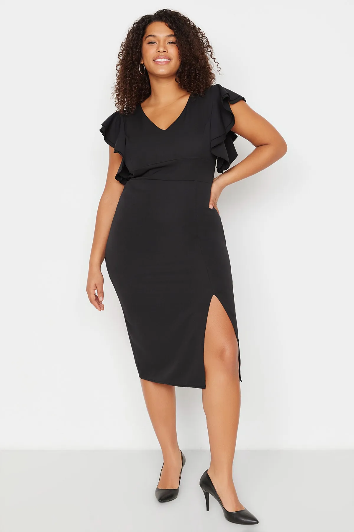 Trendyol Curve  Schwarzes, figurbetontes Kleid mit gewebtem Ärmeldetail TBBSS22AH00042