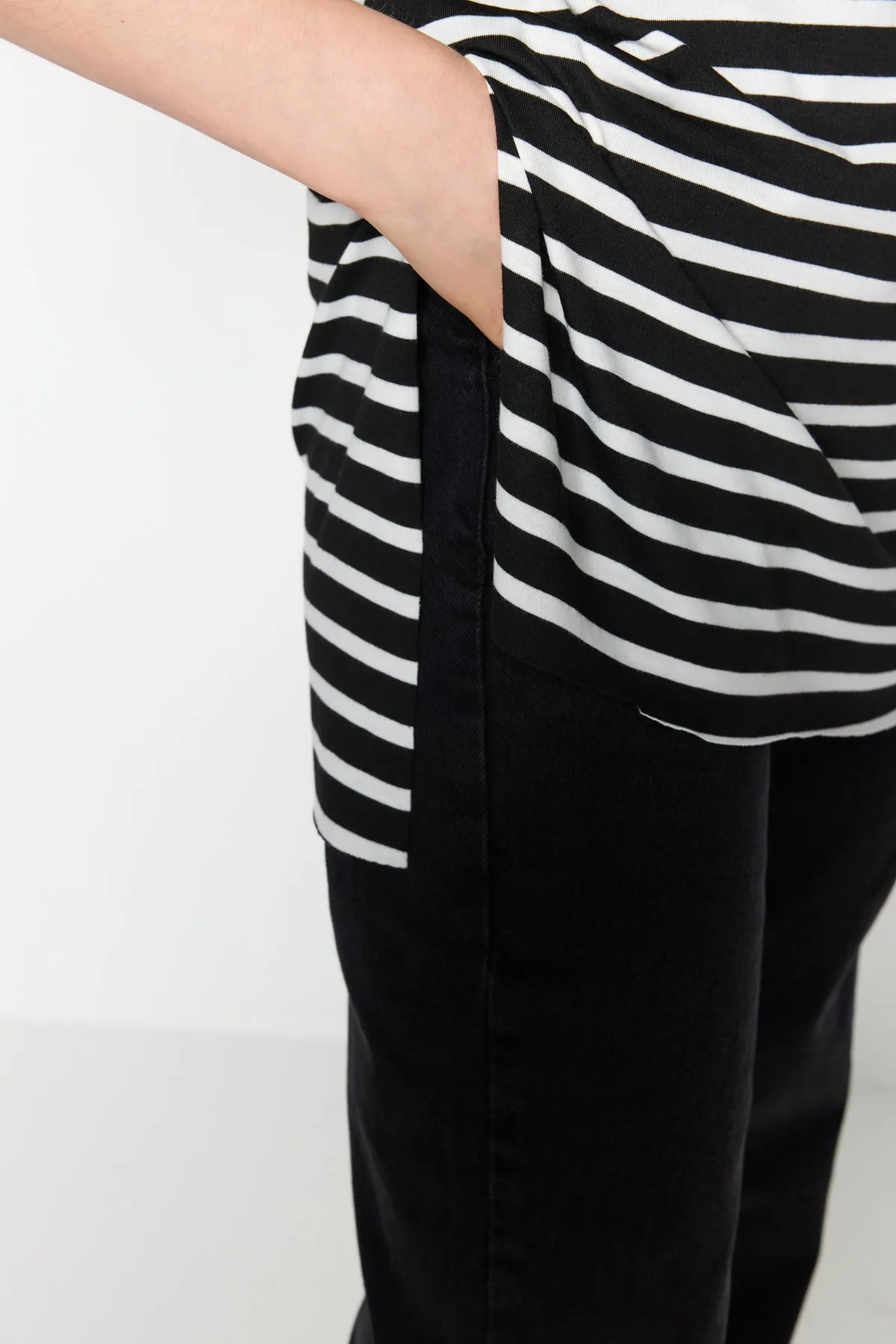 Trendyol Collection  Schwarz gestreiftes, geschlitztes, detailliertes, übergroßes/weites Strick-T-Shirt mit Rundhalsausschnitt TWOSS23TS00097